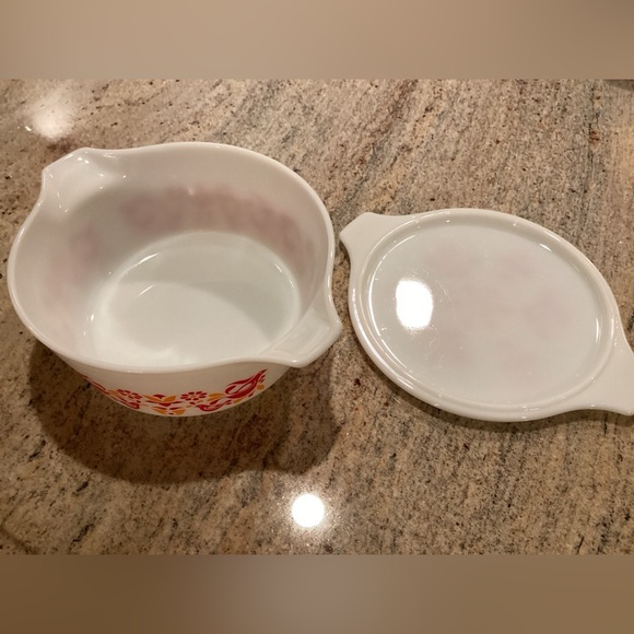 Pyrex 2.5 qt casserole in Friendship pattern - Picture 6 of 6